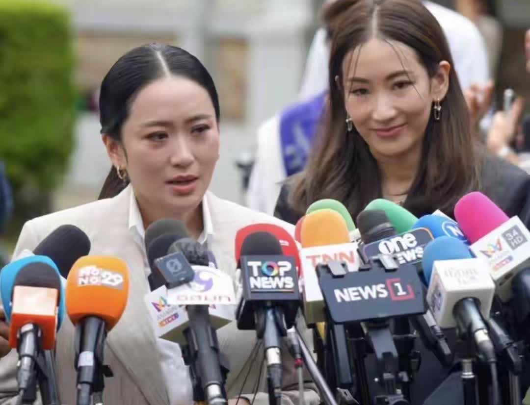 佩通坦隔玻璃与父亲见面30分钟，母亲和姐姐也来了，他信喜欢教学