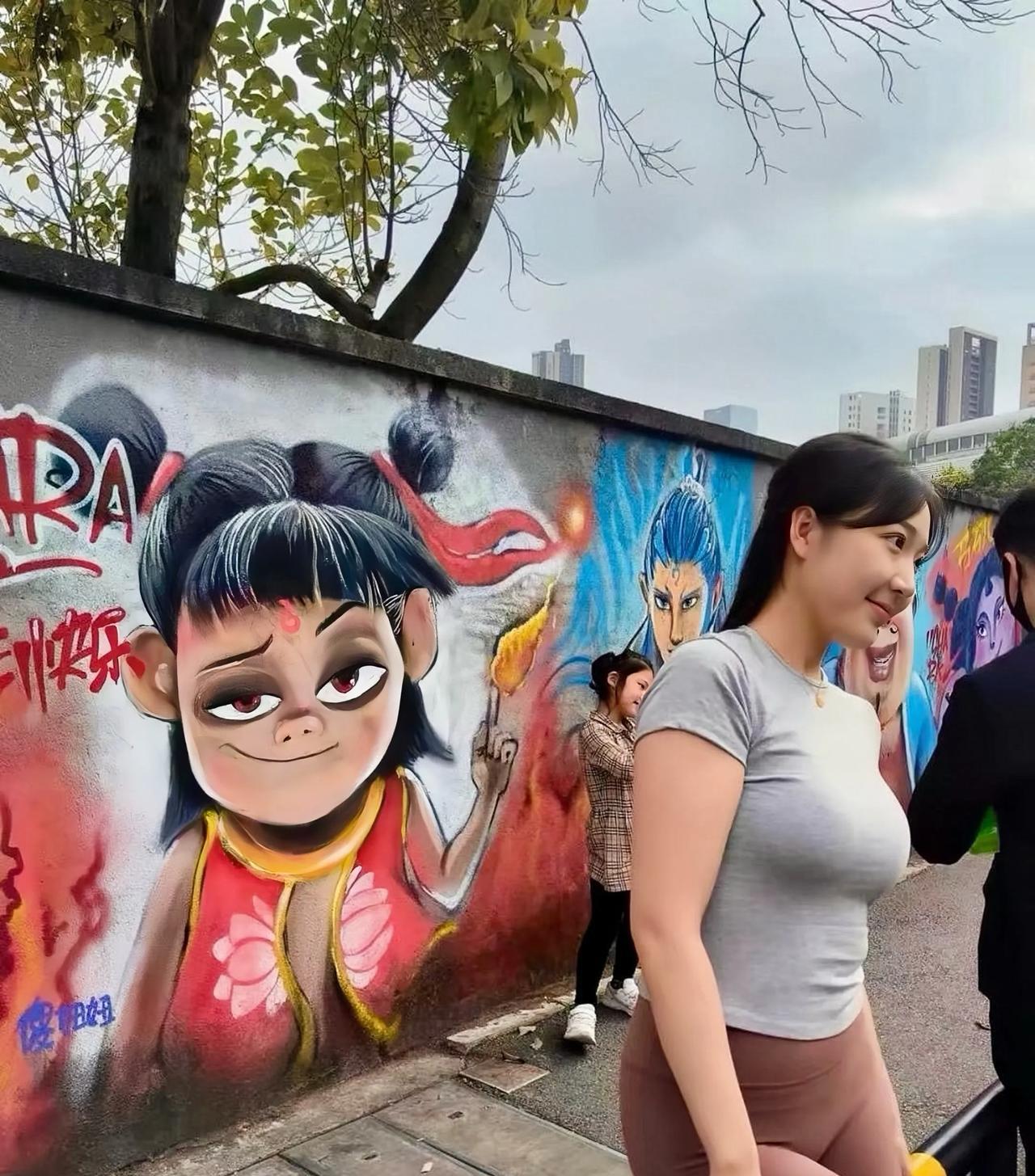 《哪吒2》的热度，已经持续二十三天了，线上咱就不说了，这线下也画满了大街小巷。