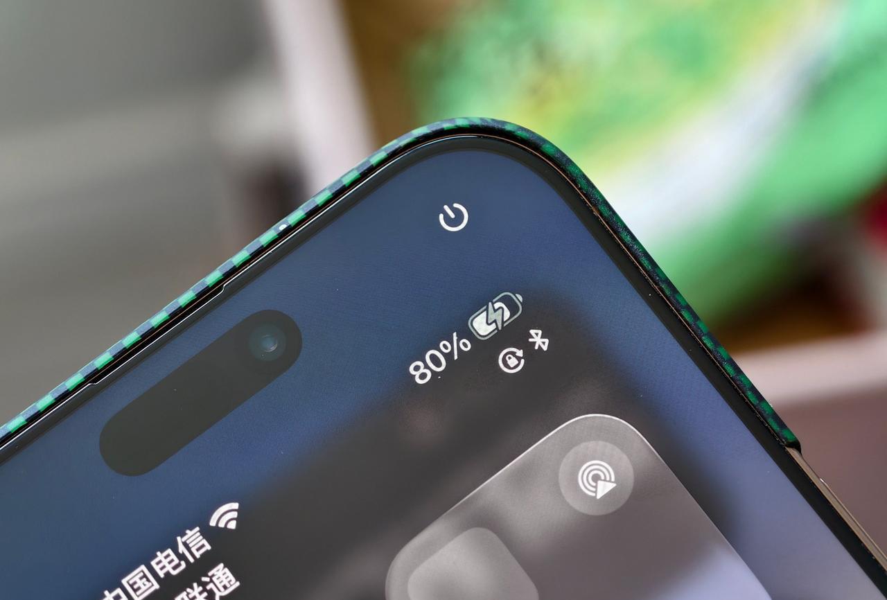 发现 iOS 26 一个超有意思的小细节。iPhone 过热触发充电保护时，右上