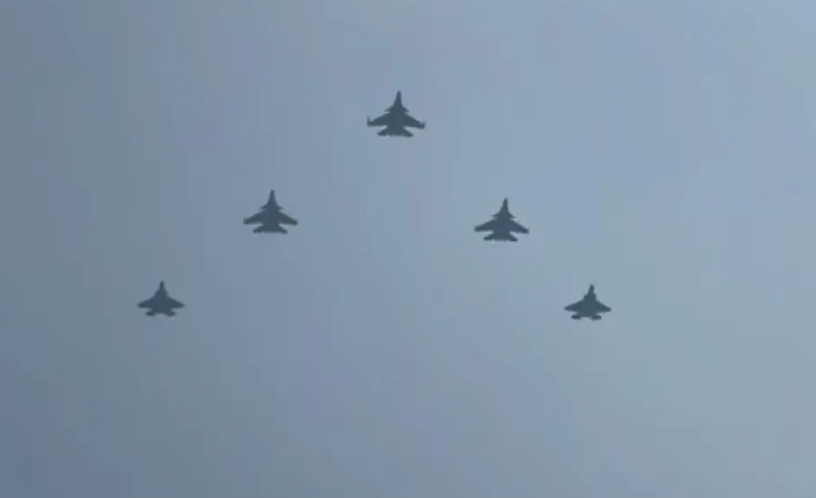 美媒：中国阅兵公开5款五代机，刚升空就面临落后，将削减产量
据美国《军事观察》9
