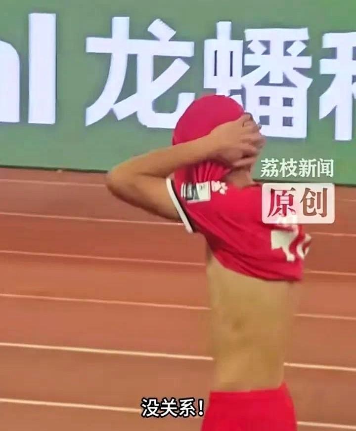 七场零进球，他们还在唱
雨夜0:2，比分刺眼，4万人却没人提前走
常州联队，中冠