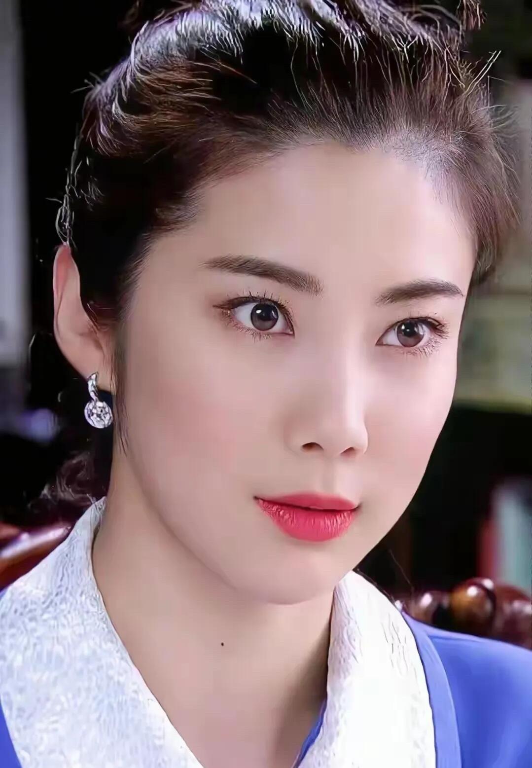 她是娱乐圈里的大美女之一，长得确实漂亮，雪白肌肤，气质高雅，她的那么明亮有神，气