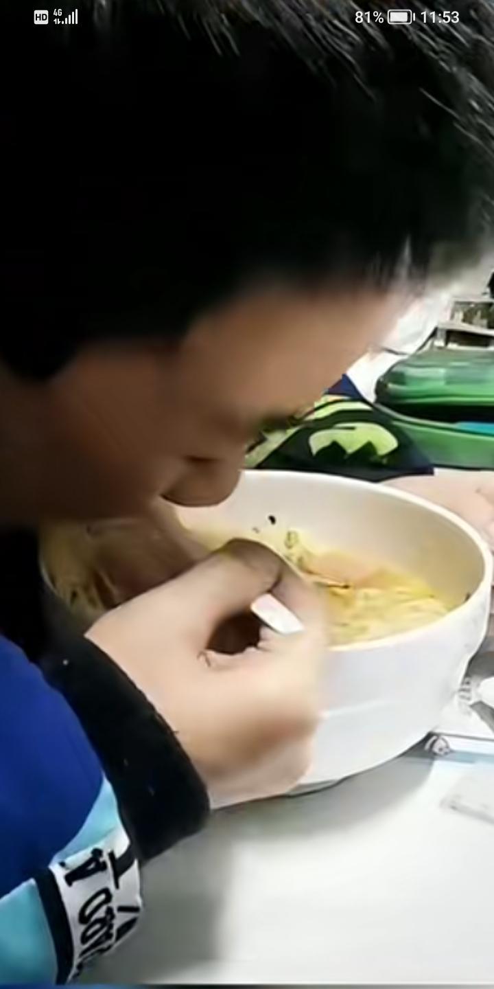 泪奔，可怜的娃，妈妈去世后，爸爸外出打工，剩下自己在家也不会做饭，饿了天天吃泡面
