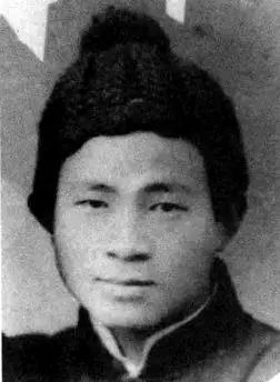 1941年，一名15岁的男孩上厕所时，意外发现墙缝似乎藏着东西，他用手扒开，竟然