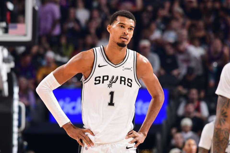 马刺爆冷输球不败金身告破！文班亚马6失误罕见低迷，榜眼伤退