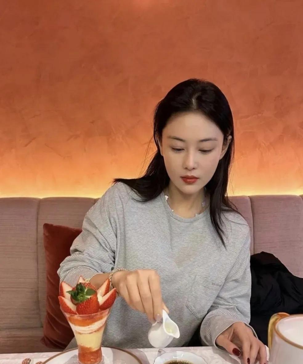张馨予真的好美啊！杯子里面是红酒还是醋啊！
