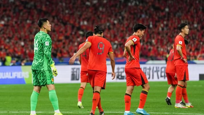 海参吃多了臭脚！国足0-2澳大利亚失直通资格！何不练兵U21？