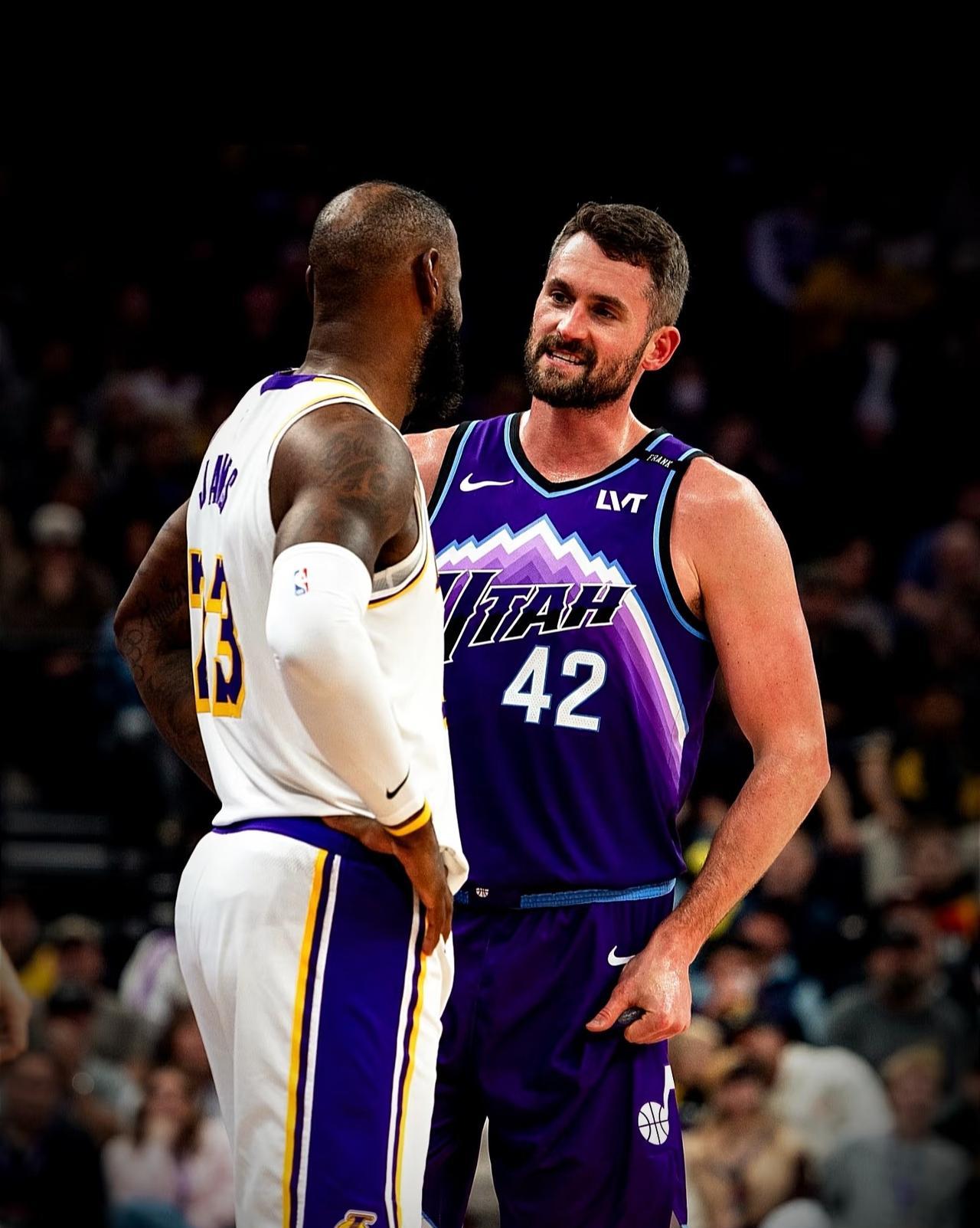 评价的枷锁：谁在定义伟大？
得分高被斥“刷分”，助攻多被讽“不敢打”——勒布朗·