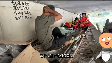 沈巍不仅有才华，也是一个狠人，直接睡桥洞下面的泥土上据视频博主介绍，沈老师晚上分