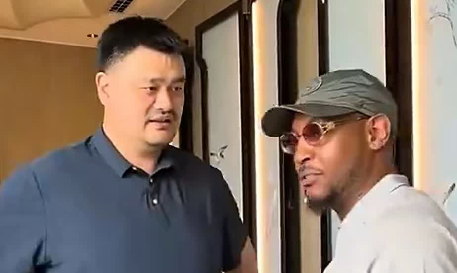 不知道是不是错觉，我总感觉姚明和安东尼的关系，似乎比和麦迪更好。

姚明看安