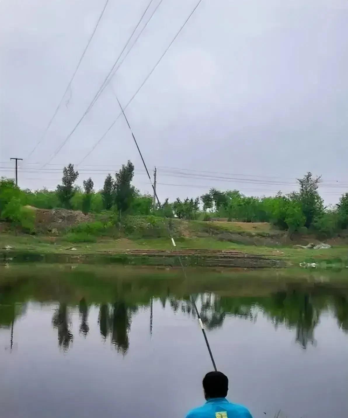 广西马山县发生一起具有警示意义的事件，当地一村民在鱼塘钓鱼过程中，因不小心将鱼竿