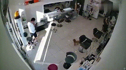 论触电跳闸装置的重要性，如果没有白衣男子，这黑衣男子怕是麻烦大了[震惊]