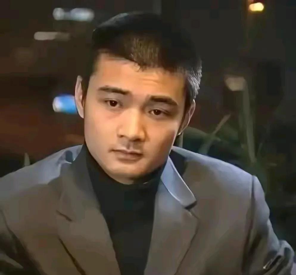 真的是没想到，电视剧《黑洞》中小芮的扮演者黄翀，因重度胰腺炎转中枢神经炎，在睡梦