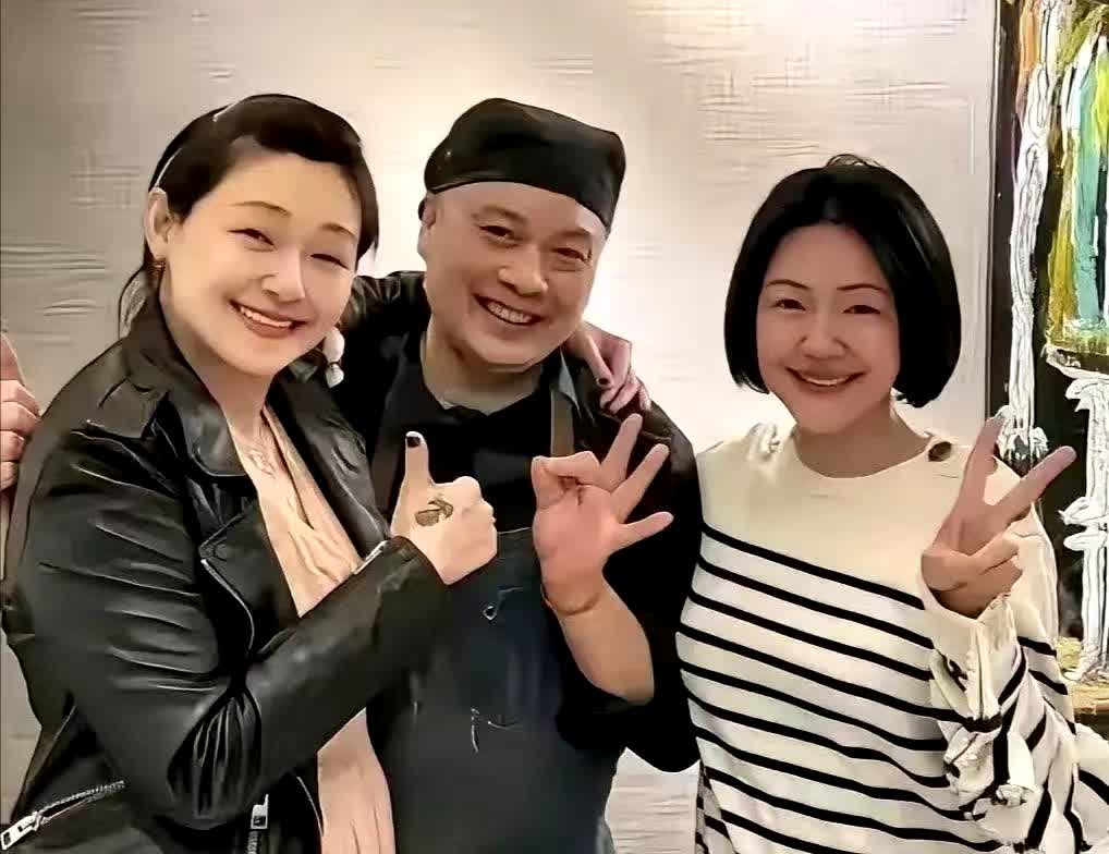 这是大 S 生前的一张照片，别的方面暂且不说，我感觉她那个指甲盖颜色有点特别。她