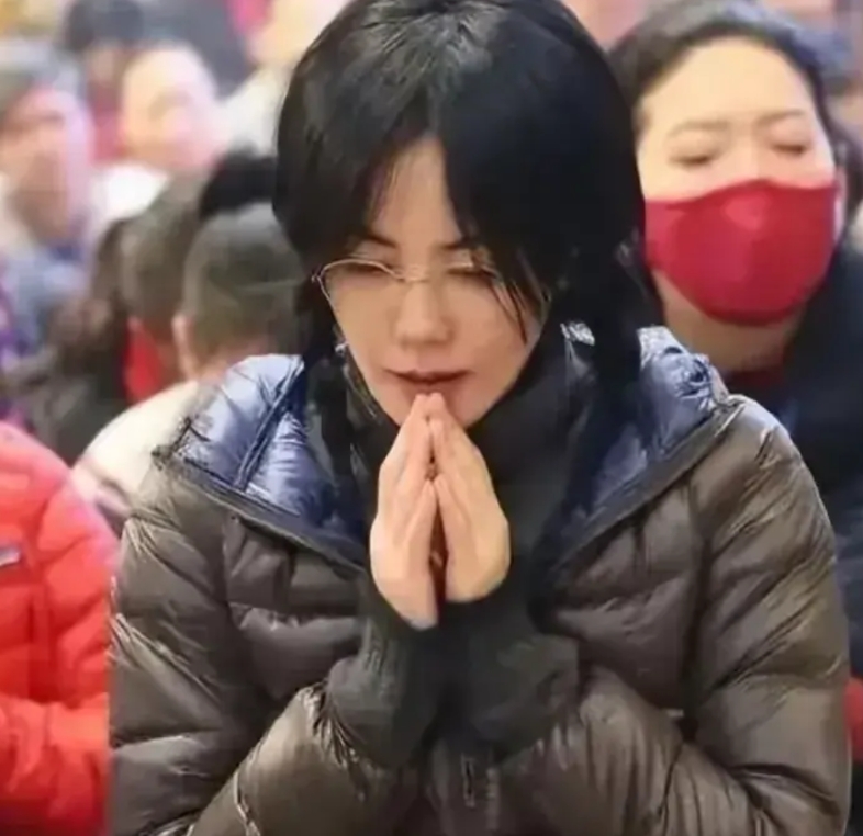 近日，有人在飞机上偶遇王菲，她身材纤瘦，独自一人，不知前往何处。

她身边无人陪
