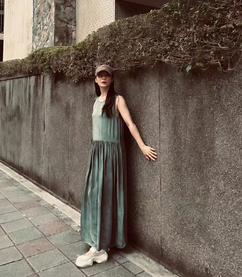近期，一组蒋勤勤的照片在网络上引起了热议。这位50岁的女星以其依旧年轻的外貌，让