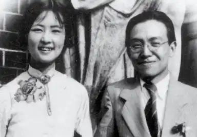 1984年，弥留之际的金岳霖紧紧攥住林徽因之子梁从诫的手，声音颤抖着说，我守候了