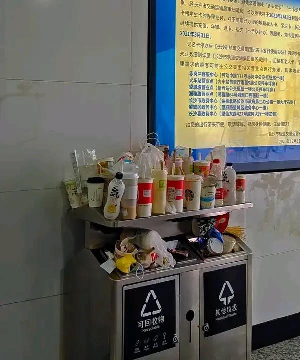 西藏一垃圾站30多只熊集体觅食 西藏一垃圾站30多只熊集体觅食
最近，我刷到了一