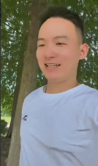 谢浩男又更新视频了，视频里是满满的自信，每一次发视频都给人有一股的力量在传递正能