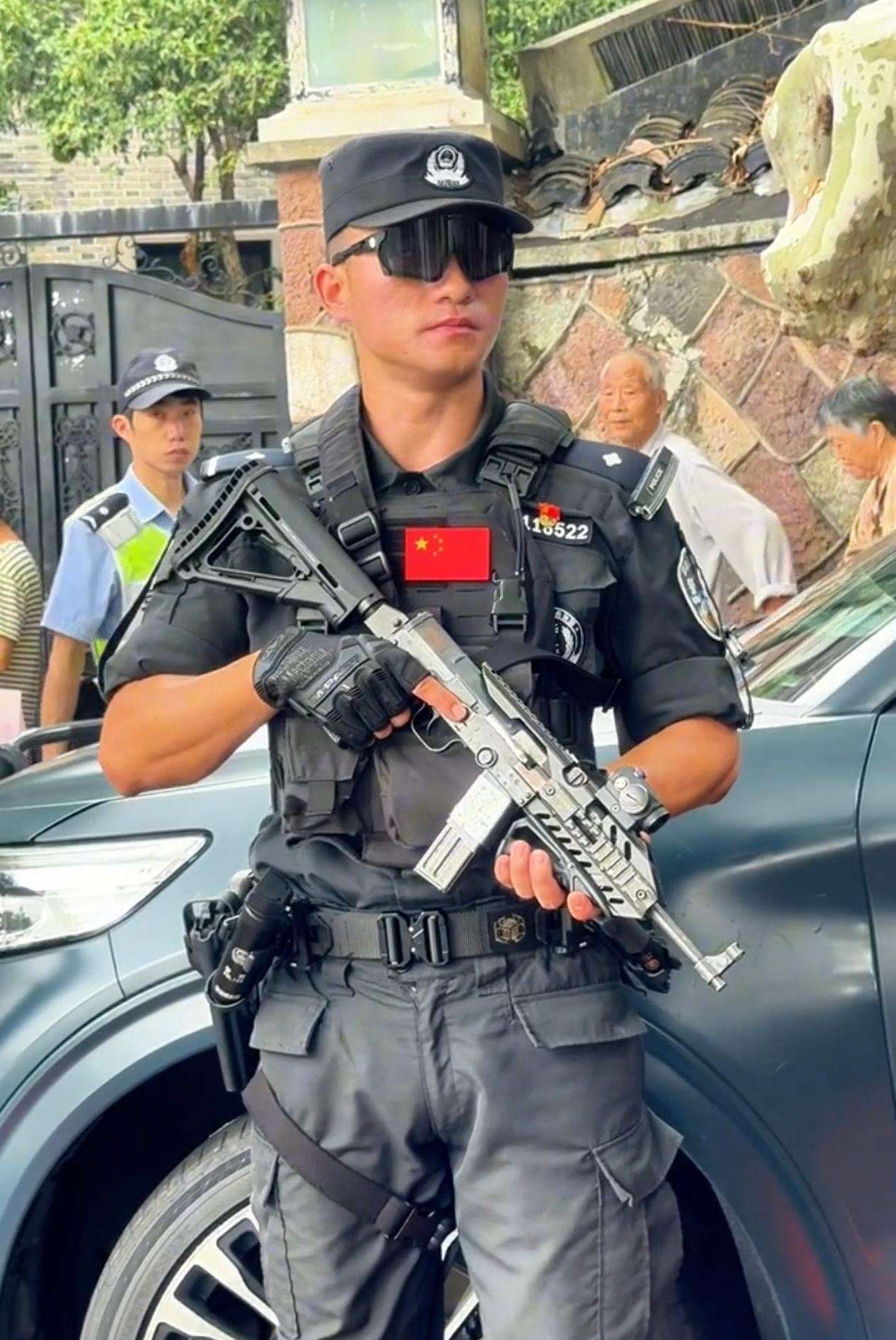[呲牙] 现在还有很多79式冲锋枪嘛，改型之后看上去非常“哇塞”~虽然说79式冲