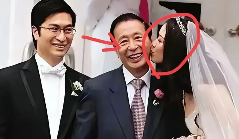 李兆基97岁辞世
看了这张照片
我发现了他的长寿秘诀
照片是李兆基的儿子结婚时拍