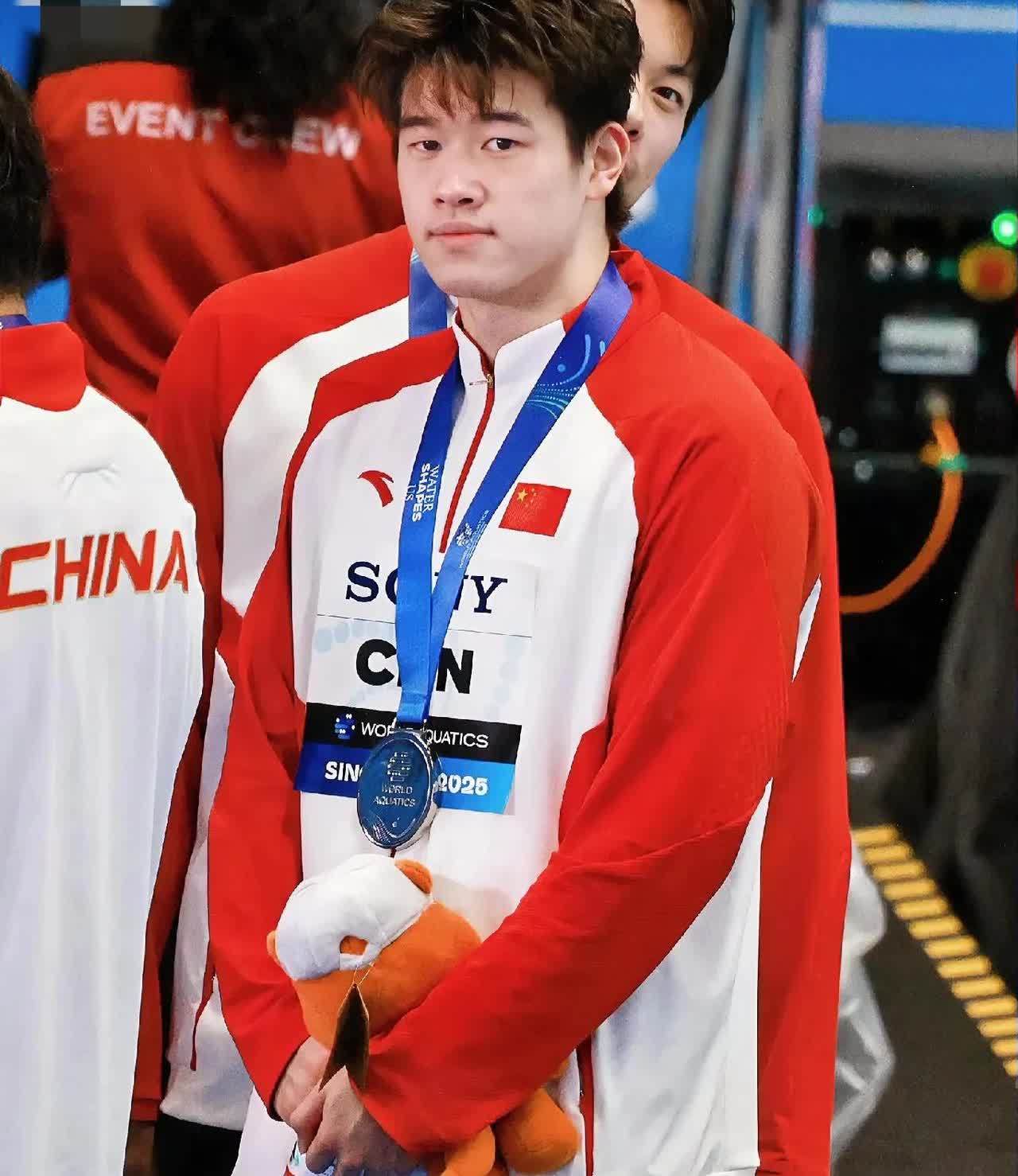 一觉醒来，21岁的潘展乐
又成了全网鼓励的对象！不是
个人项目发挥不佳，而是