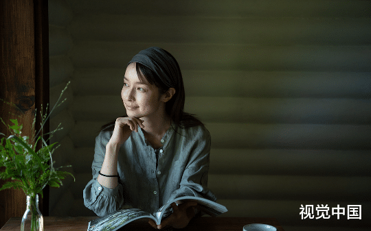 教师节那天，被我拒绝的相亲男发帖给我做局：相亲女是个老师，送她一个包后举报她手里有用吗？