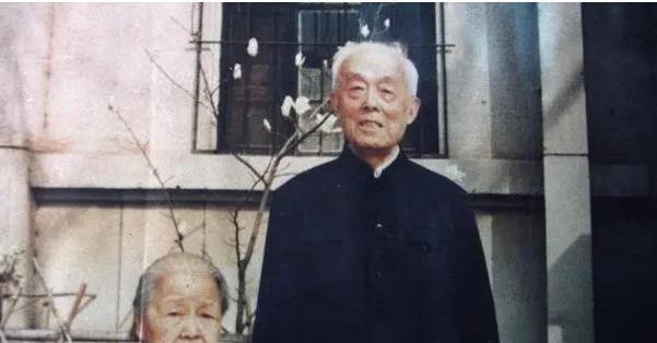 1964年，国学大师季羡林，得知妻子彭德华要来北京时，转头就将大床换成了单人床，