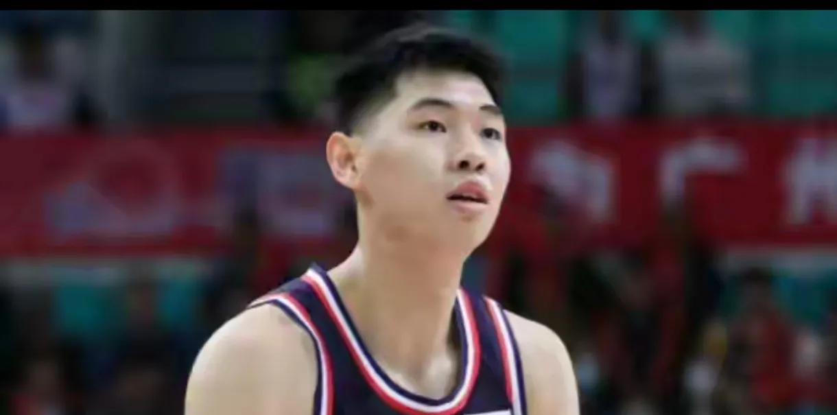 广东宏远新赛季首发阵容曝光，宏远王朝即将到来:
1、中锋:焦泊乔 
(焦泊乔的身