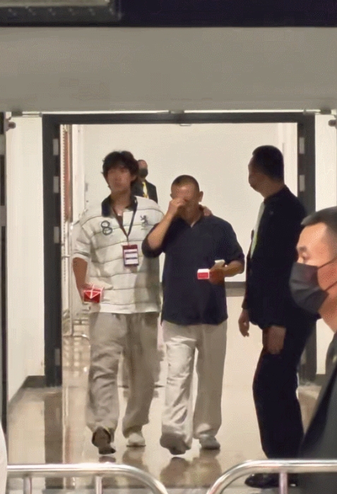 身高183CM的姜文，在儿子面前，好像一个小手办，目前儿子的身高至少190CM！