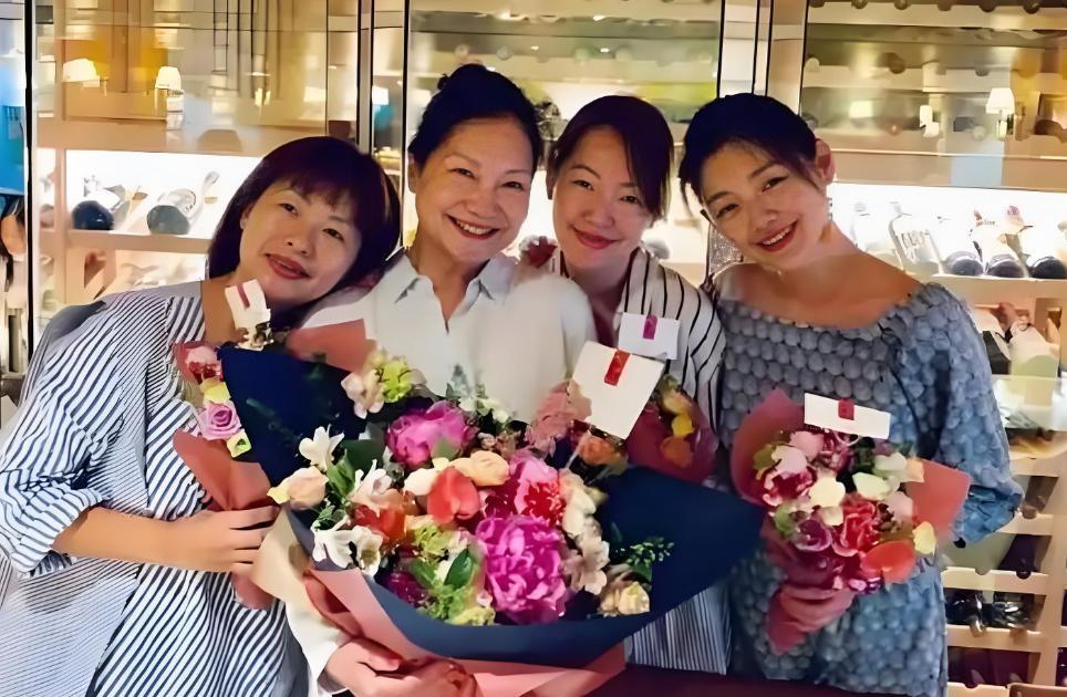 曝小S搬离许家豪宅，携大姐回娘家与S妈抱团“疗愈”
娱乐圈再掀波澜，多家媒体争相
