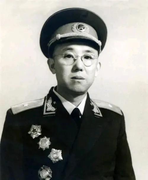 1939年，新四军在追击汉奸时，偶然发现了日军机场，看着机场里的四架日本飞机，廖