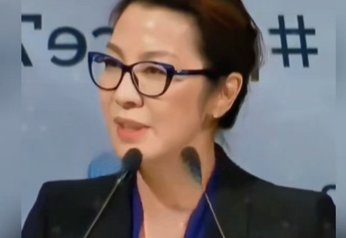 杨紫琼以个人名义向乌克兰捐300万美元
 
杨紫琼前脚刚拿完奥斯卡，风头正劲，后