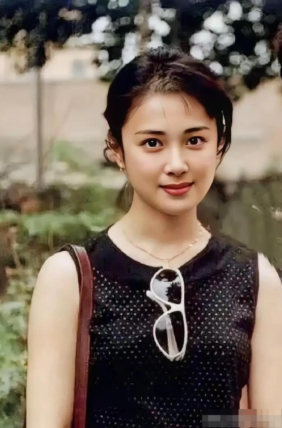 她是九十年代女演员当中我最喜欢的一位，比朱琳好看，比林青霞有气质。一双大眼睛最好