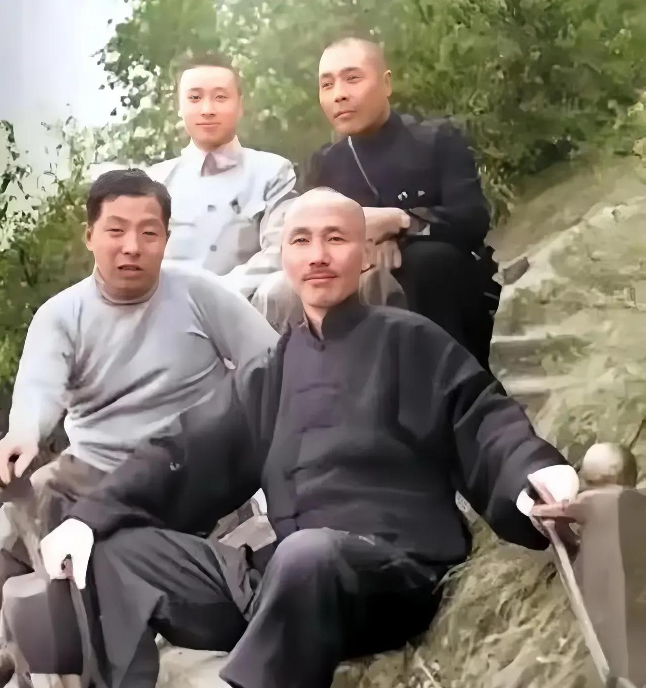 观蒋张华山旧照有感
——西安事变发生以前，张学良陪蒋介石爬华山
铁岭烽烟鬓未凋，