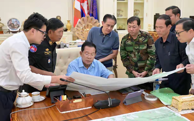 洪森为了驳斥泰国媒体说他逃跑了，放了几张照片