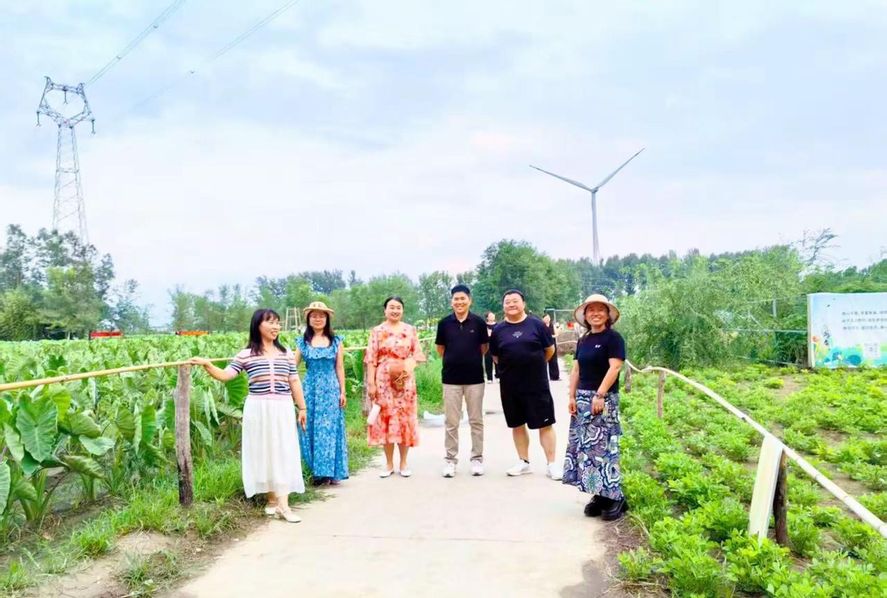 生活虽然普普通通，但也依旧乐在其中。