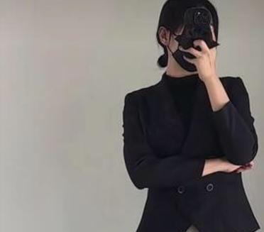 她这种身材的女人最美！微胖的身材搭配着完美的身材比例，身姿优雅，线条圆润，活力满