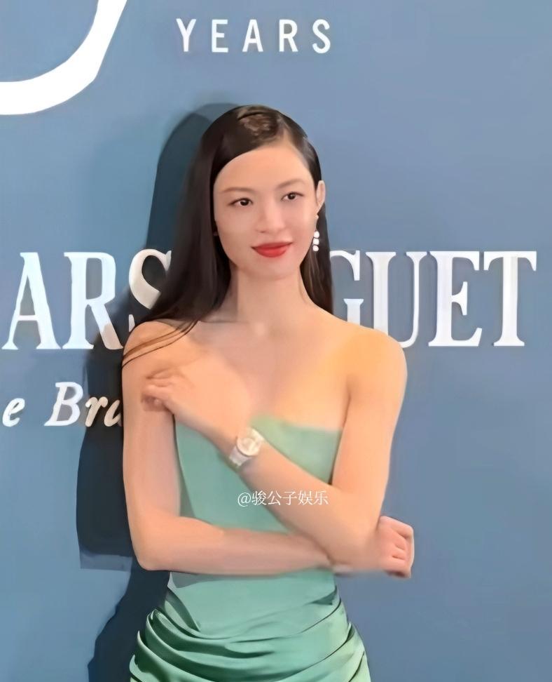 钟楚曦在香港出席活动，状态颇佳，面对各家媒体竞相拍照，始终笑容满面，丝毫未受她和