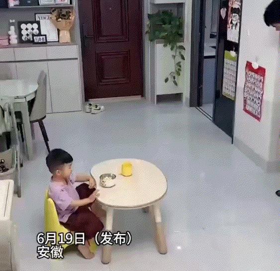 太幸福了！安徽，一位丈夫匆忙上班未及早餐，妻子体贴地追到门口喂食，儿子则乖巧地递