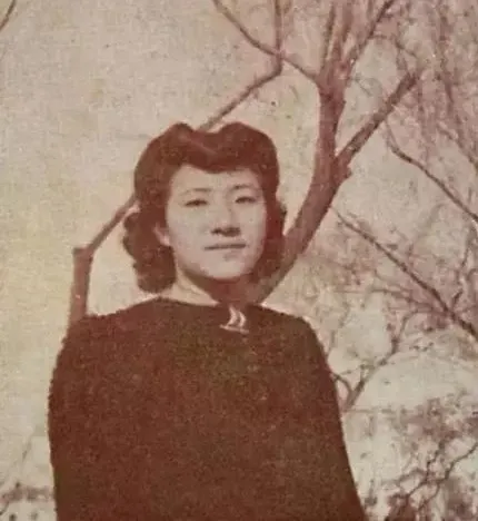 1934年，新婚第1天，作家苏青就撞见丈夫与表嫂在一起调 情。她隐忍不发，接连生
