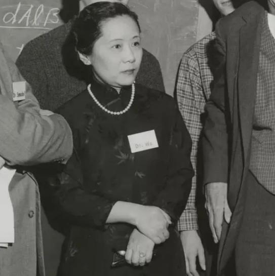 1942年，因为吴健雄的加入，美国原子弹的建设进程大大推进了，为此她被美限制回中