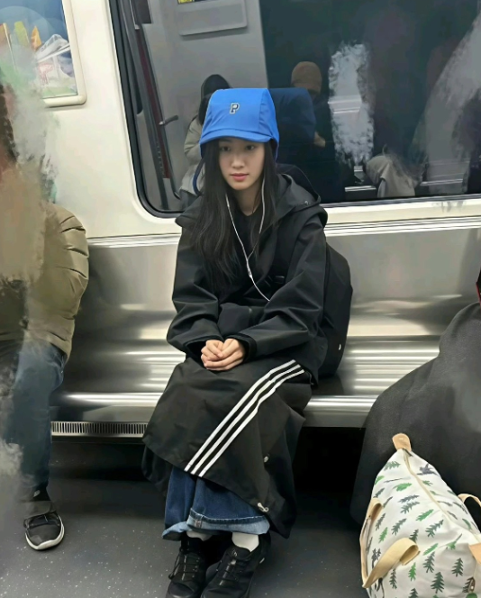 昱晓素颜坐地铁被偶遇，私服简约超接地气
