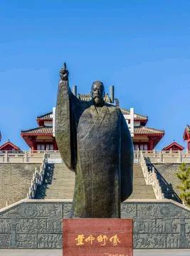 逆境中铸就千古不朽的史学传奇
在浩如烟海的中华文明史中，有一位伟大的史学家，他用