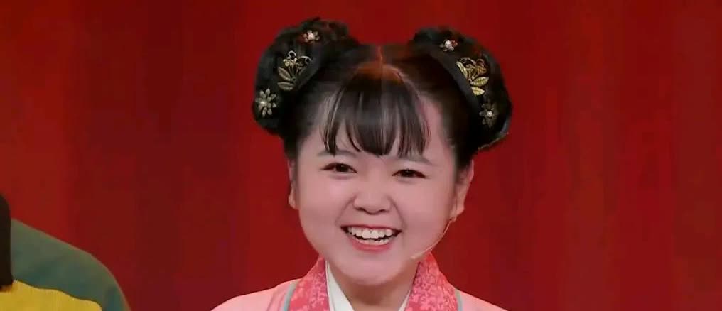 德云社的赵芸一和原声社李圆圆，都是现在少有的女相声演员，赵芸一已经借着德云社的平