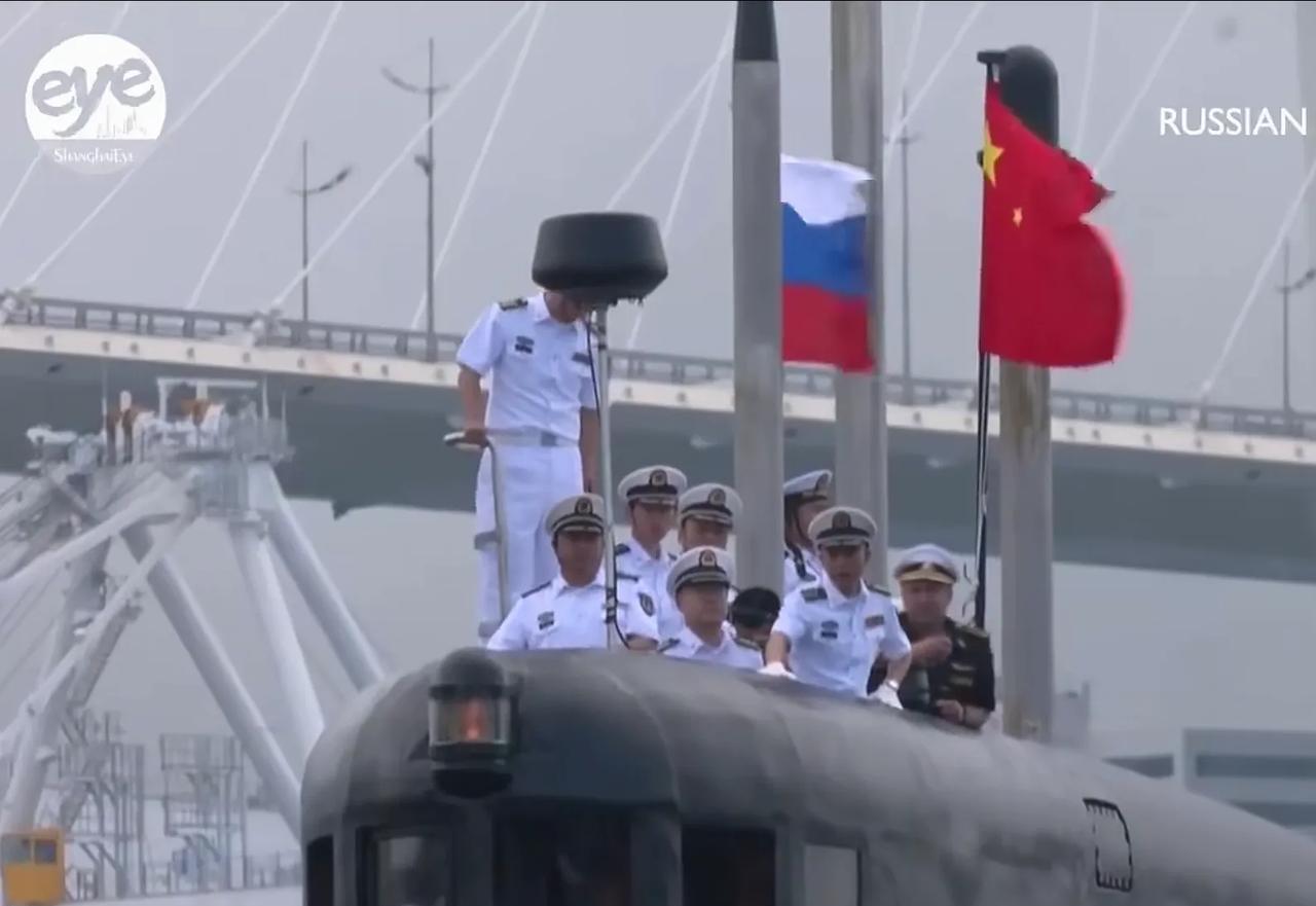解放军抵达海参崴，潜艇兵看着这片故土，眼神复杂
这是7月31号，我们海军的一艘基