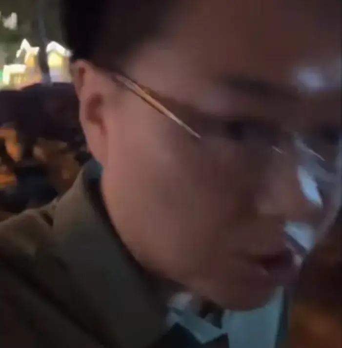 “终于有人站出来了！”男子说：“我们该整顿的不应该是幼儿园，该整顿的是已经失控了