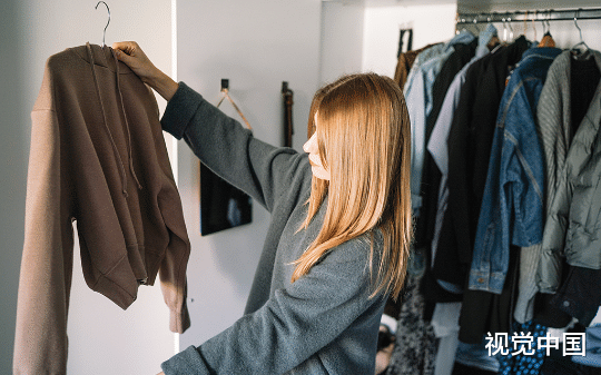 火车卧铺被老太太霸占后，圣母乘务员让我尊老爱幼，于是我把人带到她的休息室：卧铺哪有单间舒服