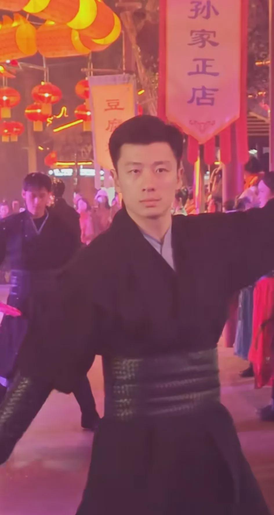 李马内这人最近火得不行,搞得大家都想去杭州宋城看看他到底长啥样。说实话我也挺好奇