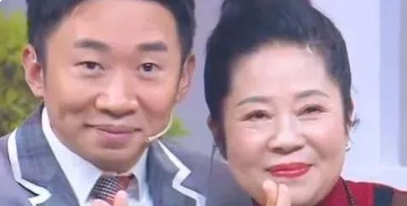 杨迪的亲妹妹结婚时，一向“抠门”的他破天荒的给了8888元份子钱，母亲却骂他：“